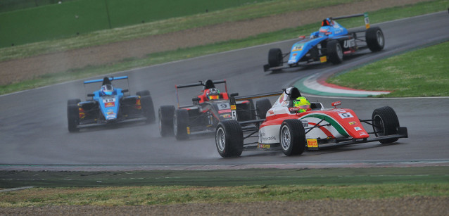 Imola, gara 2<br />Schumacher vince tra le safety-car