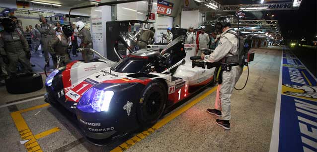 Le Mans - Dopo 12 ore<br />La Porsche punta alla doppietta