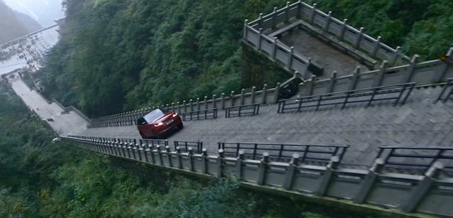 99 curve e 999 scalini<br />il record di Tung con la Land Rover