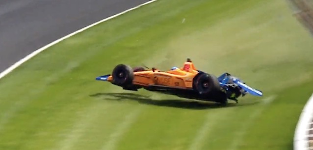 Indianapolis - Alonso a muro, illeso