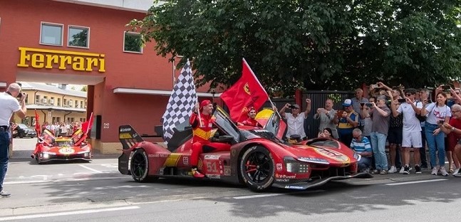 Bagno di folla a Maranello per la<br />Ferrari che ha conquistato Le Mans