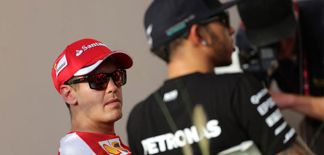 Al Sakhir - Libere 3<br />Hamilton inseguito da Vettel<br />