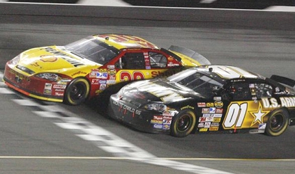Harvick su Martin al fotofinish<br>in una Daytona 500 imprevedibile