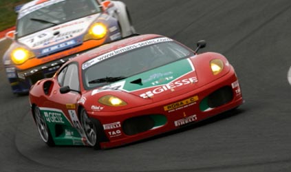 Alessandro Bonetti verso<br>la Ferrari 430 della GPC