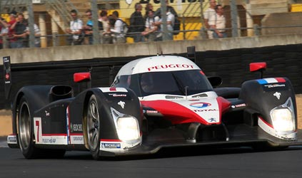 Giro record di Bourdais<br>Peugeot lancia la sfida