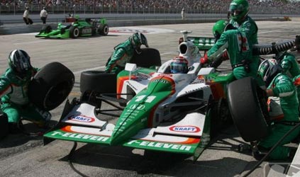 Milwaukee, gara: Tony Kanaan non si arrende, Franchitti leader