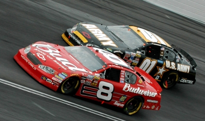 Dale Earnhardt Jr ha deciso:<br>Il paddock punta su Hendrick, scambio con Kyle Busch?