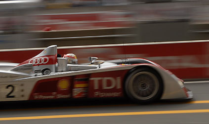 Le Mans - ore 19,00<br>L'Audi n. 2 guida<br>davanti alla Peugeot n. 8