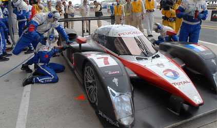Le Mans - ore 13,00<br>Arriva la pioggia e guai in Peugeot