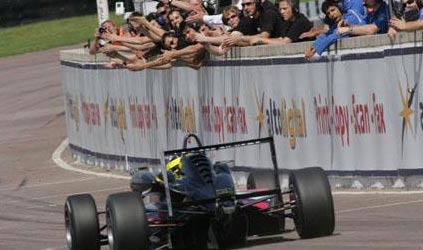 Thruxton, gara 1: Stephen Jelley vince rocambolescamente