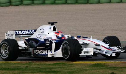 A Valencia primi giri di pista per la nuova BMW