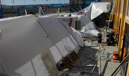 Rischiata la tragedia a Valencia<br>Crolla sul retrobox tensostruttura