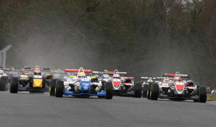 Oulton Park, gara 1: Turvey vince al debutto e con la neve...