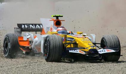 Piquet scivola nella polvere<br>Renault inizia con le prime accuse