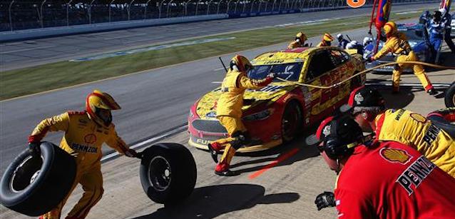 Talladega, gara: Logano vince<br />Keselowski e Truex eliminati