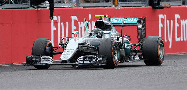 Suzuka - Mercedes campione<br />Rosberg allunga, Verstappen splende