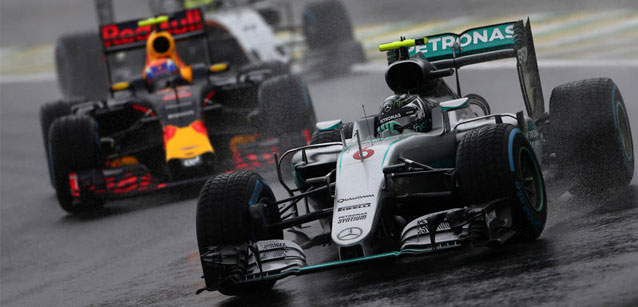 San Paolo - Rosberg a + 12<br />Gran spettacolo in pista