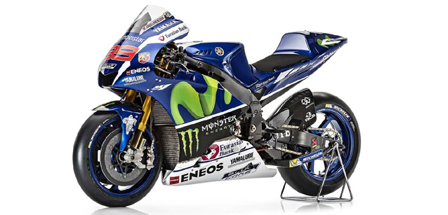 Yamaha svela la livrea 2016<br />Stretta di mano Rossi-Lorenzo