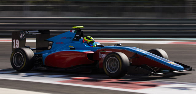 Yas Marina, 6° turno<br />Ancora Russell, Lorandi-Pulcini sul podio