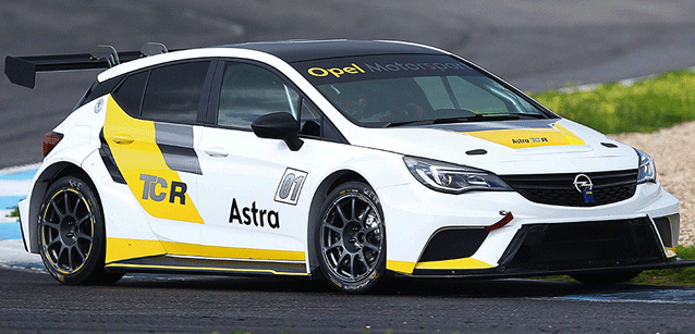 L'Astra in pista a Estoril<br />A fine mese pronta per i clienti
