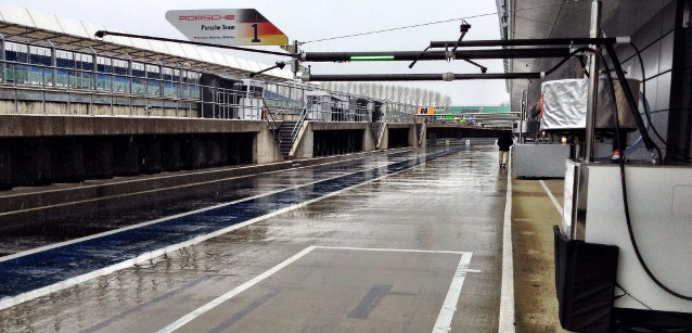 Silverstone, libere 3<br />Neve in pista, tutto fermo