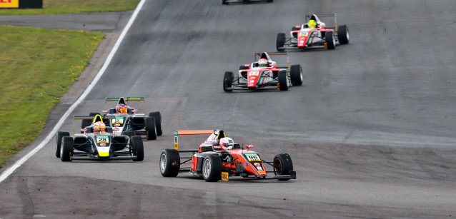 ADAC F4 a Oschersleben<br />Mawson leader, a Schumacher gara 3