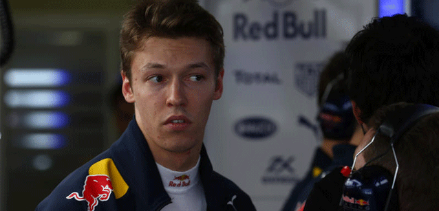 Kvyat all'attacco di Hamilton