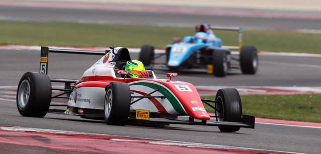 Misano, gara 1<br />Schumacher subito vincente