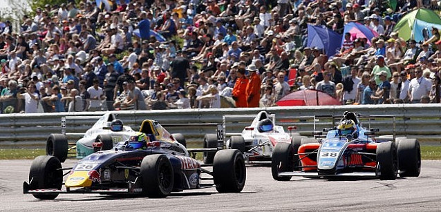 British F4 a Thruxton<br />Vincono Florescu, Leeds e DeFrancesco