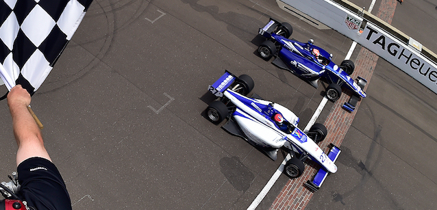 Indy, gara: Finale straordinario<br />Stoneman batte Jones per 2 millesimi!