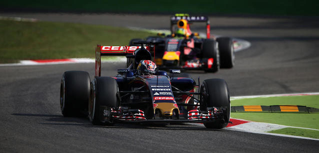 Scambio immediato Kvyat-Verstappen