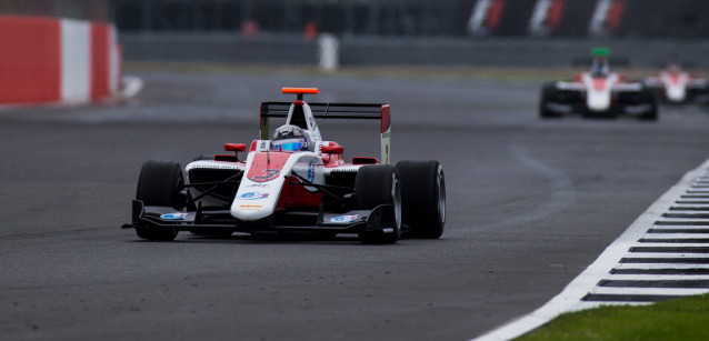 Silverstone - Qualifica<br />Albon in pole tra le insidie