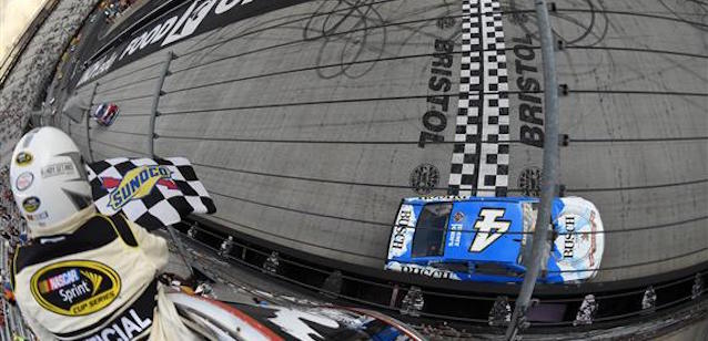 Bristol, gara: si impone Harvick<br />