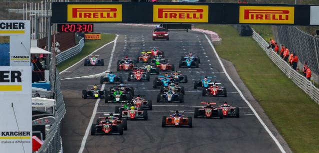ADAC F4 a Zandvoort<br />Mawson vince, Schumacher accorcia