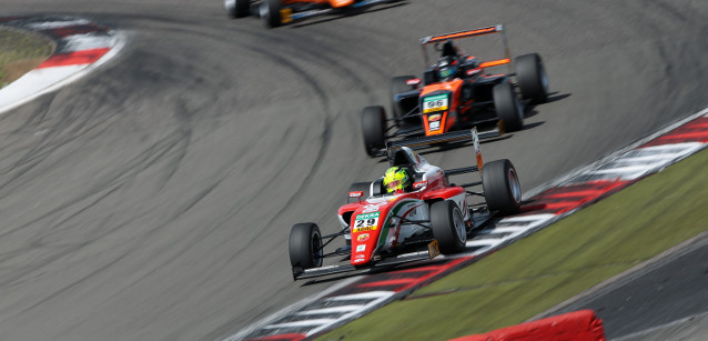 ADAC F4 al Nurburgring<br />Pari tra Schumacher e Mawson