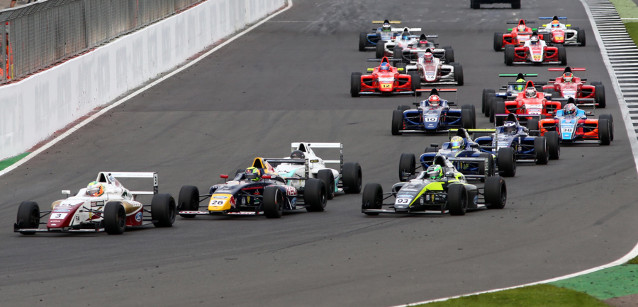 British F4 a Silverstone<br />Doppio Goddard, Fielding leader