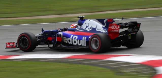 Gasly debutto positivo e difficile<br />Borraccia rotta e sedile... in movimento