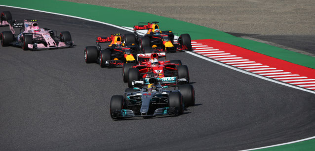 Suzuka - La cronaca<br />Hamilton vince, Vettel ritirato