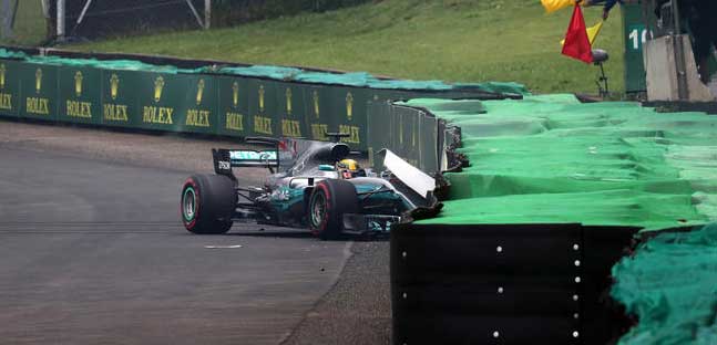 Hamilton parte dalla corsia box