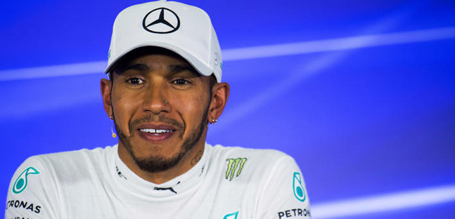 Hamilton: «Nel 2018 le macchine<br />sembreranno delle infradito»