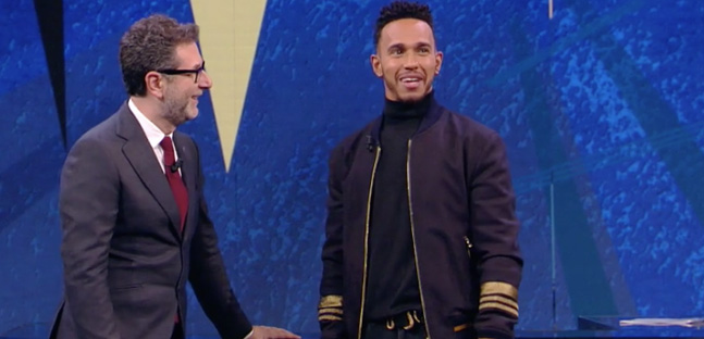 Lewis Hamilton su RaiUno da Fazio<br />tra il pianoforte e la Regina Elisabetta…