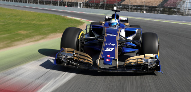 La Sauber C36 in pista a Barcellona