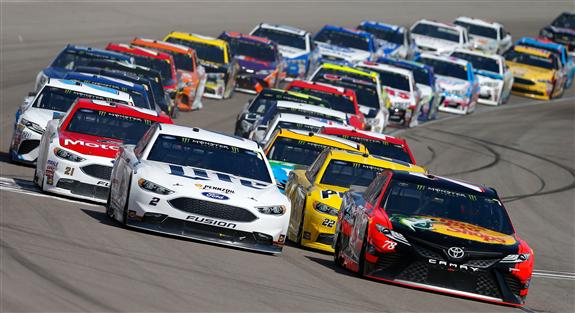 Las Vegas, gara: Truex vince<br />Tra Logano e Busch finisce in rissa