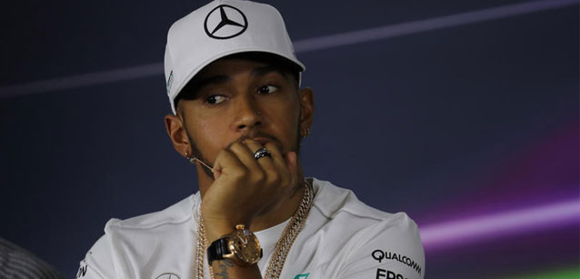 Hamilton snobba Rosberg<br />e lancia la sfida a Vettel