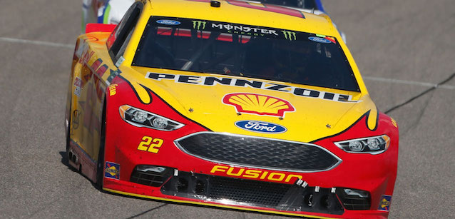Richmond, gara: Logano si impone