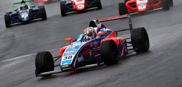 British F4 a Oulton Park<br />Per Caroline una vittoria e un botto