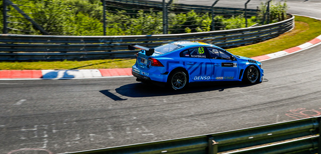 Nordschleife, gara 2<br />Ancora festa Volvo con Catsburg<br />