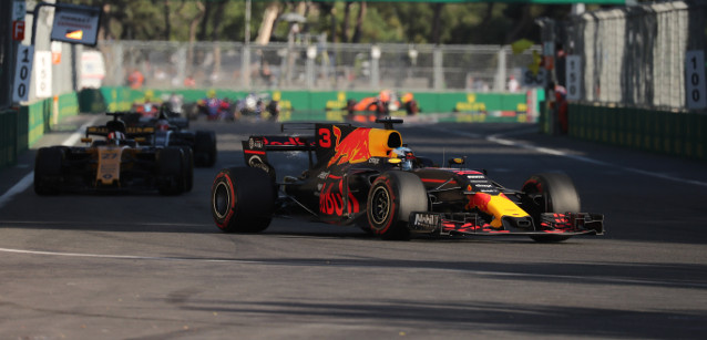 Baku - Una domenica di follia<br />Ricciardo vince, fuoco Vettel-Hamilton