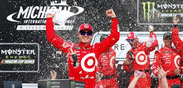 Michigan, gara: Larson di prepotenza