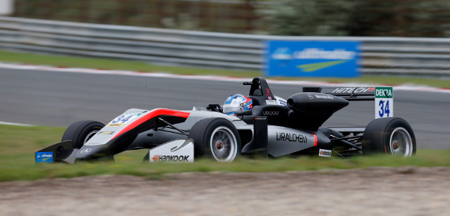 Nurburgring, gara 2<br />Prima vittoria per Hughes